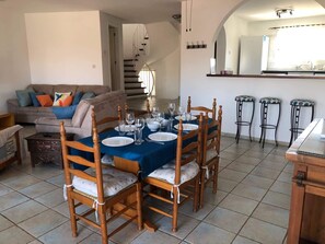 Cottage-decor with ample seating for 6 people