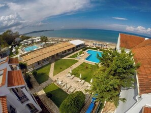 With only the lush garden and the pool separating you from the beach