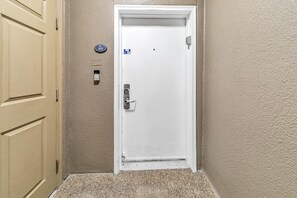 Private entrance for 315 TW