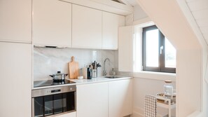 Prepare meals with ease in this stylish kitchen featuring sleek cabinetry, marble backsplash, and all the essentials for a comfortable stay.
#ModernKitchen #PortoAirbnb #HomeAwayFromHome