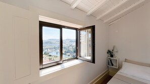Wake up to breathtaking views of the Douro River from the comfort of this serene and minimalist bedroom.
#RiverView #PortoStay #CozyRetreat