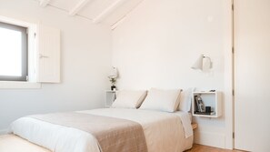 Rest easy in this thoughtfully designed bedroom with soft linens, neutral tones, and a calming atmosphere.
#RelaxingEscape #MinimalistDesign #PortoRental