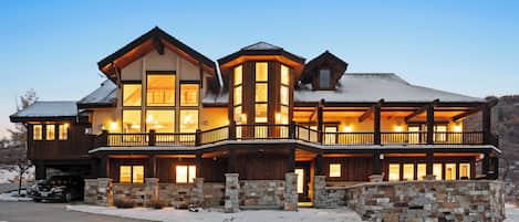 This 7 bedroom / 5.5 bathroom hillside retreat sleeps 18