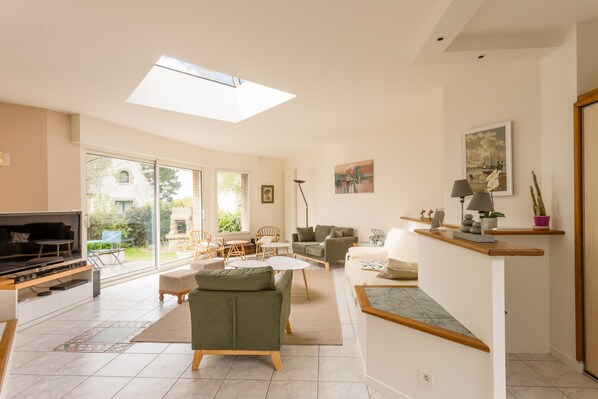 Large living room with television, DVD player, fireplace, facing south