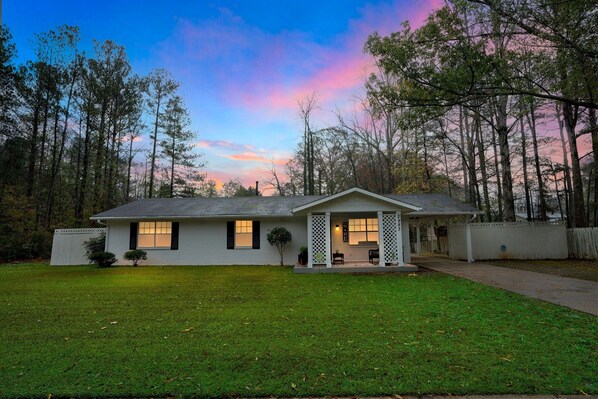 "Grass","Lawn","Cottage","House","Outdoors"