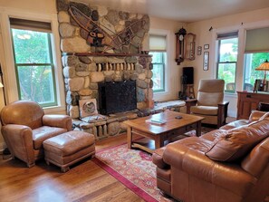 Livingroom with fireplac
