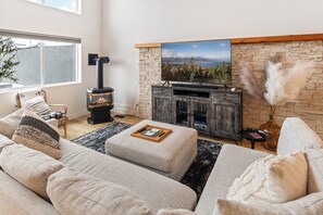 Large Cozy Living room for relaxing after a fun day of exploring downtown Sandpoint