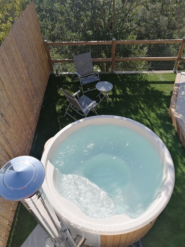 Outdoor spa tub