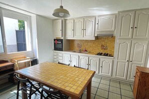 Le Relais du Gaizon, cuisine équipée avec espace dînatoire.