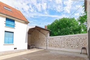 Le Relais du Gaizon, cour intérieure, espace dînatoire sous le préau.