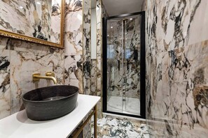 Salle de bain avec douche et toilette