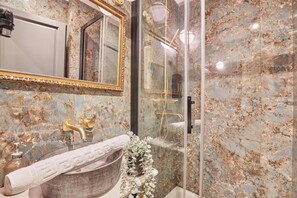 Salle de bain avec douche et lavabo