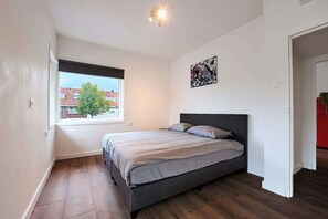 Bedroom with kingsize bed