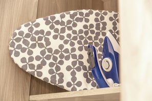 Iron/ironing board