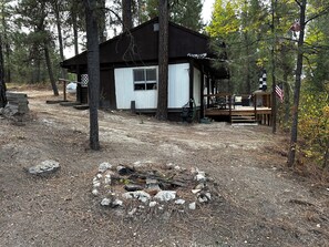Parking would be on the left side of the cabin/photo.