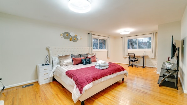 Sleeps 2. One 55 inch TV, office desk & chair