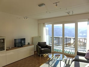 Gebäude, Eigentum, Möbel, Tabelle, Interior Design, Wohnzimmer, Flooring, Couch, Himmel, Fussboden