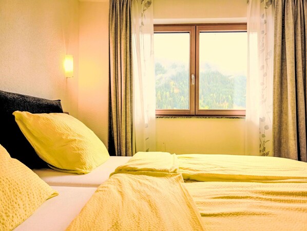 Möbel, Eigentum, Fenster, Gebäude, Komfort, Azurblau, Holz, Textil, Schatten, Beleuchtung