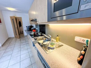 Eigentum, Cabinetry, Countertop, Interior Design, Flooring, Fussboden, Haushaltsgerät, Küche, Wand, Küchengerät