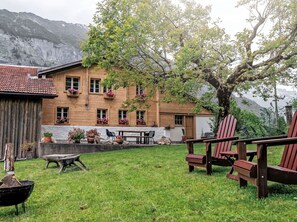 Pflanze, Gebäude, Möbel, Himmel, Fenster, Tabelle, Baum, Außenbank, Haus, Grundstueck