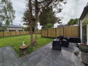 Pflanze, Himmel, Blumentopf, Baum, Strassenbelag, Zaun, Holz, Wolke, Gebäude, Gartenmöbel