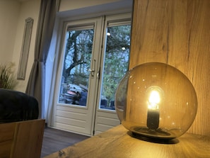 Eigentum, Fenster, Pflanze, Holz, Interior Design, Beleuchtung, Lampe, Fussboden, Schatten, Wand