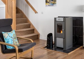 Welcoming pellet burner in the lounge