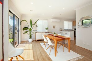 Light-filled, modern dining space - sit back and relax in comfort