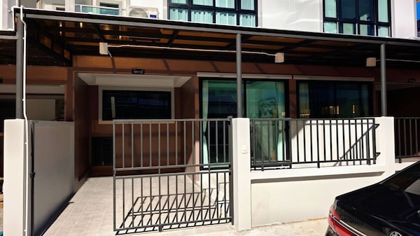 3-bedroom Townhome In Enchanting Muang Pattaya With Ac, Wifi - Pattaya City