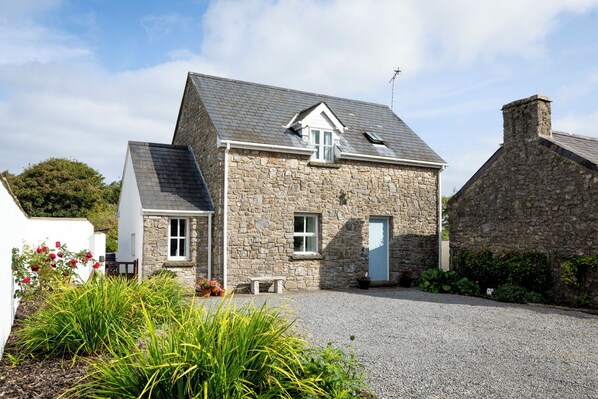 Peaceful Cottage, Rural views
