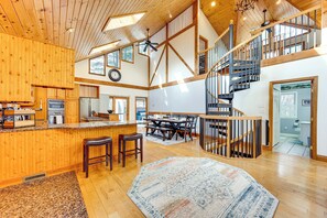 Interior | Central A/C & Heating | Free WiFi