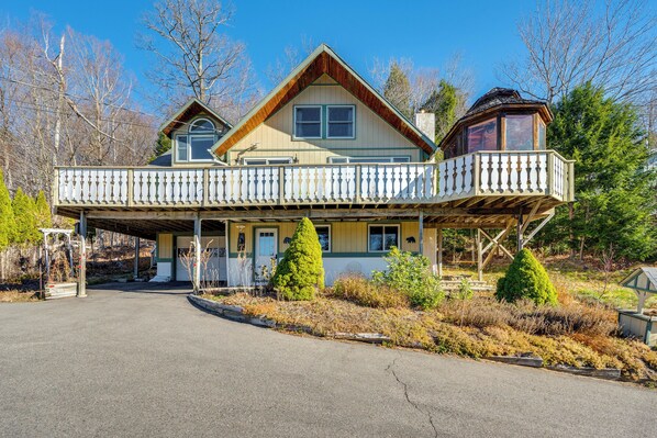 Bartlett Vacation Rental | 3BR | 2.5BA | Stairs Required | 2,340 Sq Ft