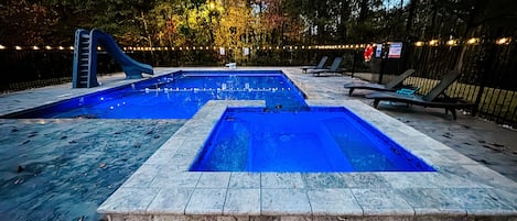 Pool & hot tub in the evening