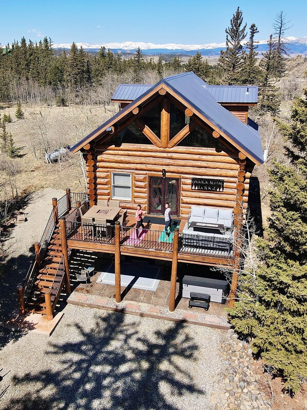 Hidden Alpine Lodge - a real Colorado log cabin!