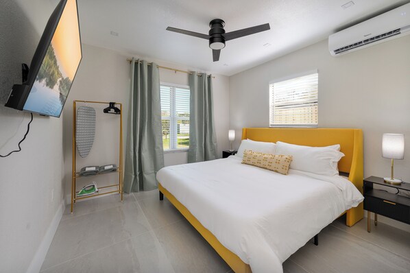 Beautifully decorated King size bed with memory foam mattress. Perfect for 2!