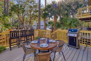Scenic Lagoon-View Deck with Private Grill & Pool Path Access