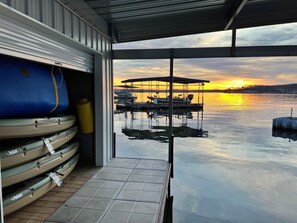 4 Kayaks are available for amazing days out on the lake!