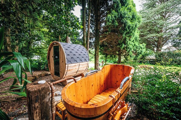 Outdoor spa tub