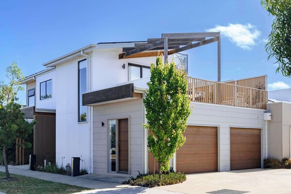 This modern, light-filled townhouse is perfectly suited for families looking to experience the best of Torquay