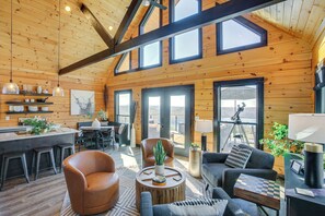 Living Room | Smart TV | Telescope | Electric Fireplace | Free WiFi | Main Level