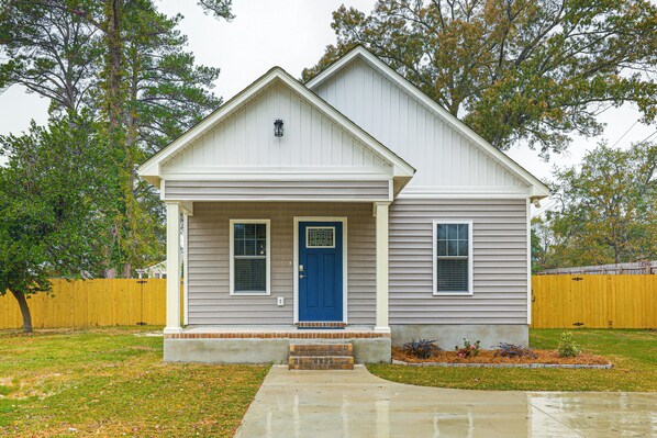 New Bern Vacation Rental | 2BR | 2BA | 962 Sq Ft | 4 Steps to Enter