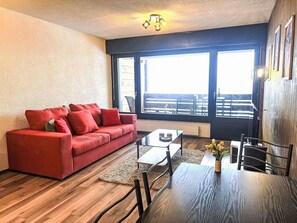 Couch, Möbel, Eigentum, Holz, Interior Design, Wohnzimmer, Flooring, Fussboden, Komfort, Tabelle