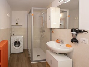 Mirror, Tap, Sink, Plumbing Fixture, Laundry Room, Property, Bathroom Sink, Bathroom, Building, Interior Design