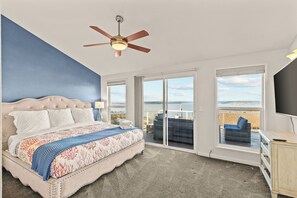 En Suite King Bedroom with stunning western views...hello Sunset!
