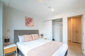 Bedroom 1, Queen bed, Wardrobe, sea view from the room , En-suite bathroom