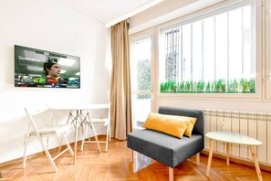 Dine while enjoying your favorite shows on a flat-screen TV. Book your getaway today!