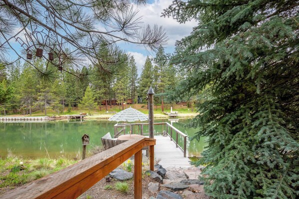 Dock right on the Deschutes River so you can have easy access to the water. 
