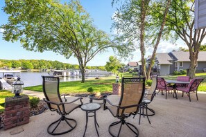 Spacious patio and level yard all the wat to the lake
