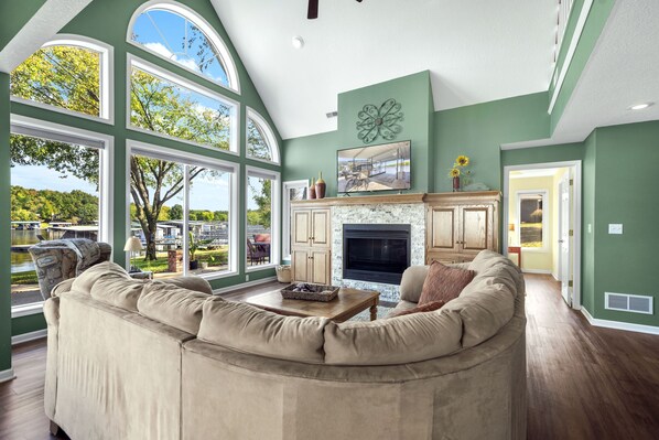 Bright living space with vaulted celings and stunning views!