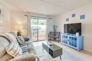 Living Room | Central A/C & Heating | Free WiFi | Corner Unit | Single Story
